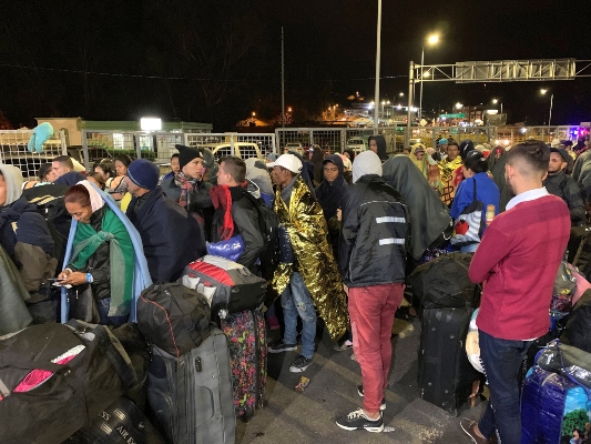 Migrantes venezolanos en la madrugada de este lunes en la terminal de Rumichaca, en la frontera entre Colombia y Ecuador, que se vació apenas dos horas después de que entrara en vigor un nuevo requisito de visa humanitaria. FOTO/EFE