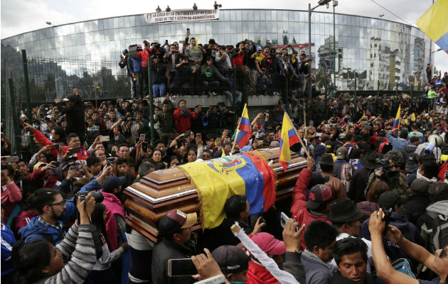Manifestantes acompañan el féretro con el cadáver de un dirigente indígenas que murió durante las protestas. Foto:EFE.