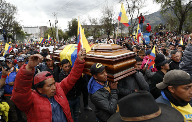 Manifestantes acompañan el féretro con el cadáver de un dirigente indígenas que murió durante las protestas. Foto:EFE.