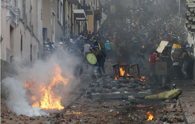 Policías se enfrentan a manifestanetes en el centro de Quito. Foto: EFE