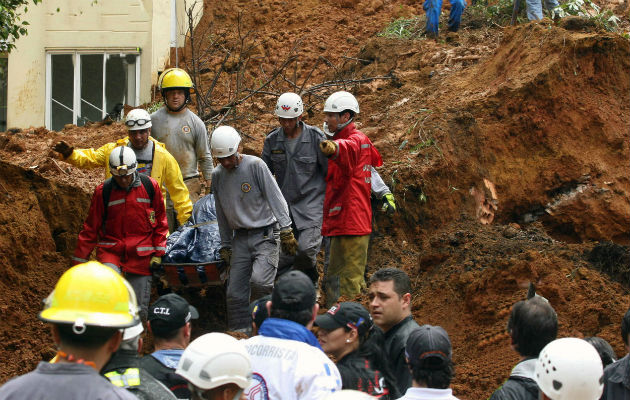 En los trabajos participan también perros del Grupo de Operaciones Emergentes (GOE).