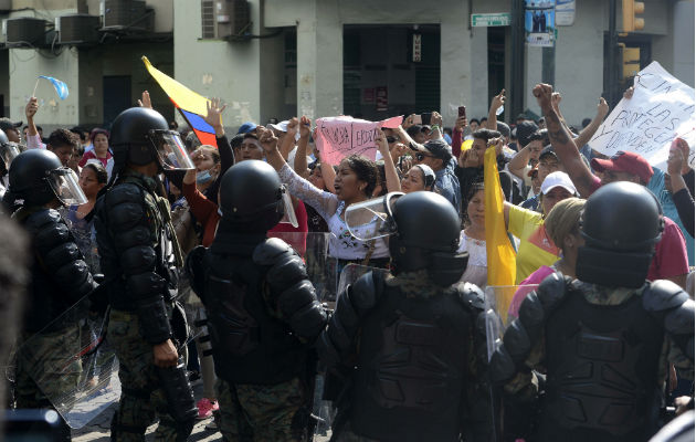 Policías se enfrentan a manifestanetes en el centro de Quito. Foto: EFE