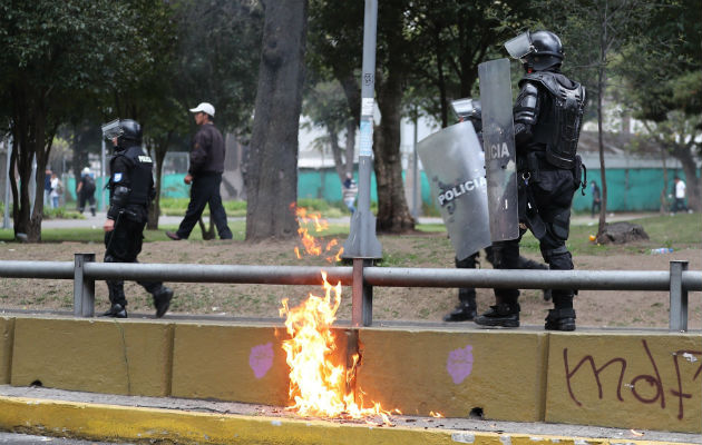 Policías se enfrentan a manifestanetes en el centro de Quito. Foto: EFE