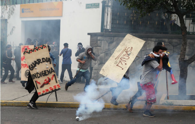 Manifestantes indígenas se toman el edificio de la Asamblea Nacional de Quito. Foto: EFE.