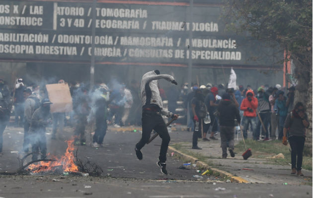 Manifestantes indígenas se toman el edificio de la Asamblea Nacional de Quito. Foto: EFE.