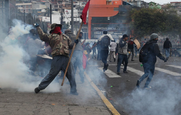 Manifestantes indígenas se toman el edificio de la Asamblea Nacional de Quito. Foto: EFE.