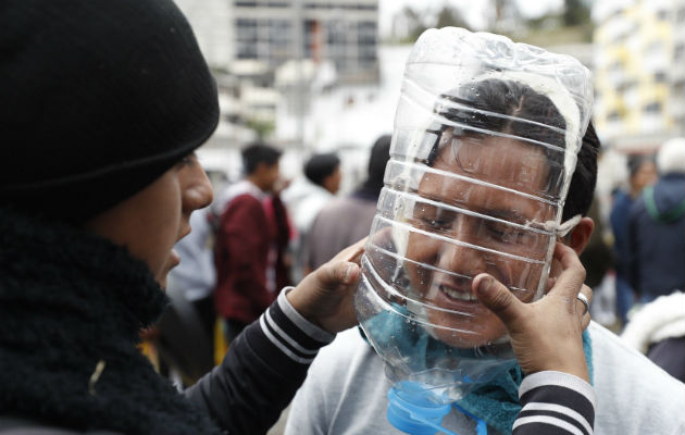 Manifestantes usan máscaras antigas elaboradas por el ecuatoriano Cesar Viteri este jueves en Quito.  Foto: EFE.