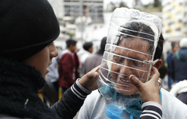 Manifestantes usan máscaras antigas elaboradas por el ecuatoriano Cesar Viteri este jueves en Quito. Foto: EFE.