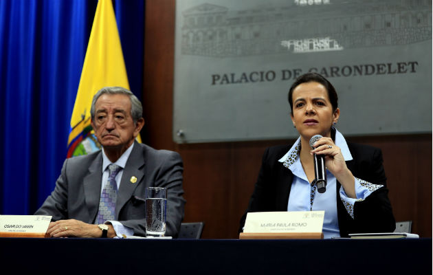 La ministra de Gobierno, María Paula Romo, y el ministro de Defensa, Oswaldo Jarrin (i), confirman detenciones. Foto: EFE.