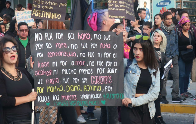 El reciente femicidio movilizó a grupos de mujeres a las calles. Foto: EFE.