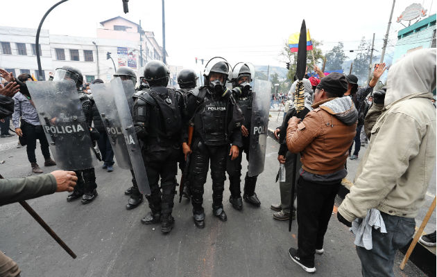 Manifestantes indígenas frente a la policía durante una nueva jornada de protestas en Quito. Foto: EFE.