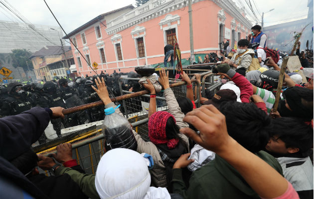 Manifestantes indígenas frente a la policía durante una nueva jornada de protestas en Quito. Foto: EFE.