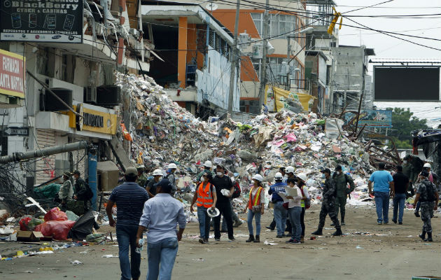 El sismo de 7,5 ocurrió a las 05.17 hora local (10.17 GMT), a una profundidad de 107,27 kilómetros y a 122,85 kilómetros de la ciudad de Macas, en el oeste de Ecuador.