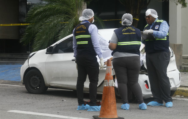 Autoridades no descartan crimen en caso del hombre que cayó del PH Sky en la Avenida Balboa. Foto: Edwards Santos.