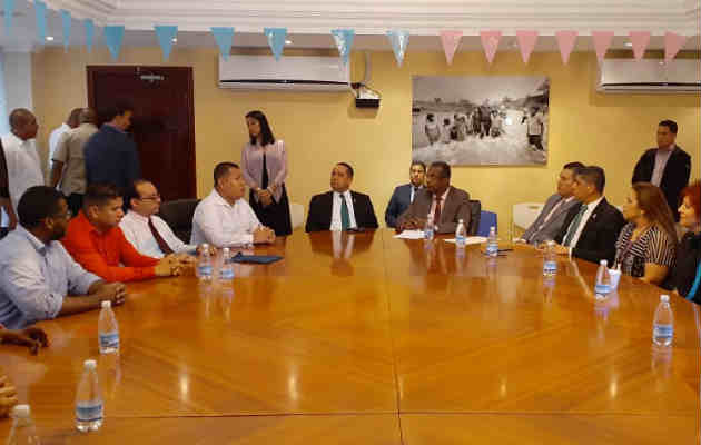 Diputados se reunieron con autoridades de la Universidad de Panamá. Foto/ Yai Urieta