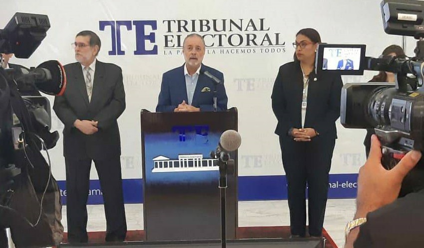 El magistrado del Tribunal Electoral, Eduardo Valdés Escoffery, habla con los periodistas en conferencia de prensa. 