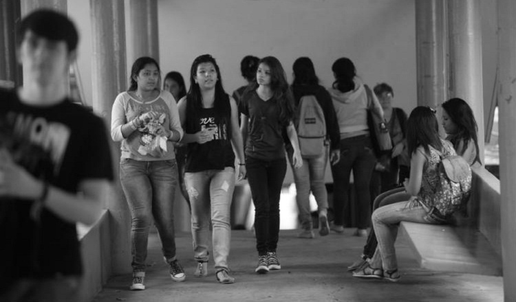 En las aulas de centros de estudios superiores pagados hay una mezcla entre profesionales y estudiantes recién graduados. Foto: Archivo