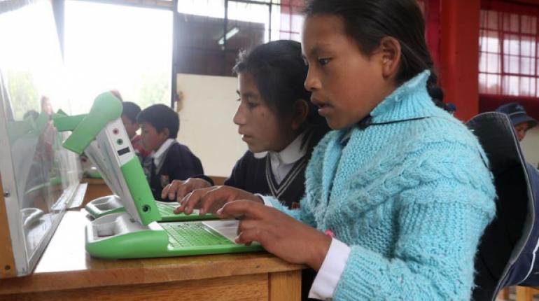 La incorporación de computadores portátiles o tabletas debe ir acompañada de una formación que articule el acceso a los equipos con estrategias de uso guiado. Foto: EFE.