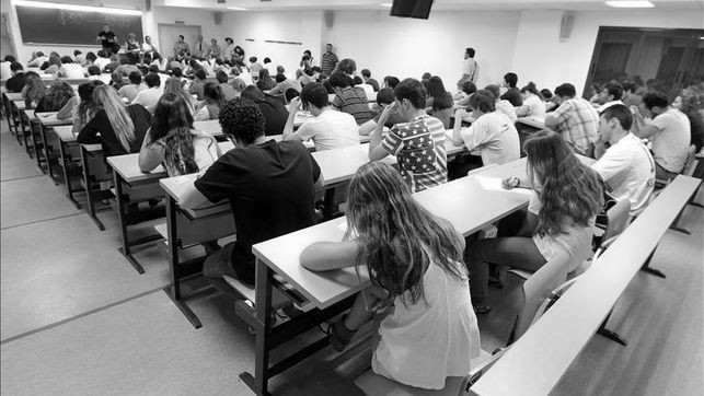 La deuda educativa es histórica, y es necesario hacer los ajustes pertinentes, abrir paso a la innovación, crear oportunidades y respaldar la incorporación de nuevos profesionales, entre otros. Foto: EFE.