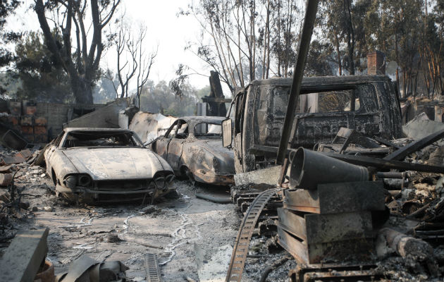 Las mejores condiciones meteorológicas de este sábado, porque el viento no ha soplado con la extrema intensidad de las dos jornadas anteriores, han concedido una breve tregua a los bomberos en la lucha contra la conflagración.