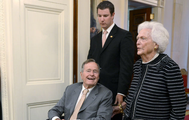 Bush sufría un tipo de parkinson que le impedía caminar y lo tuvo en silla de ruedas en sus últimos años de vida.