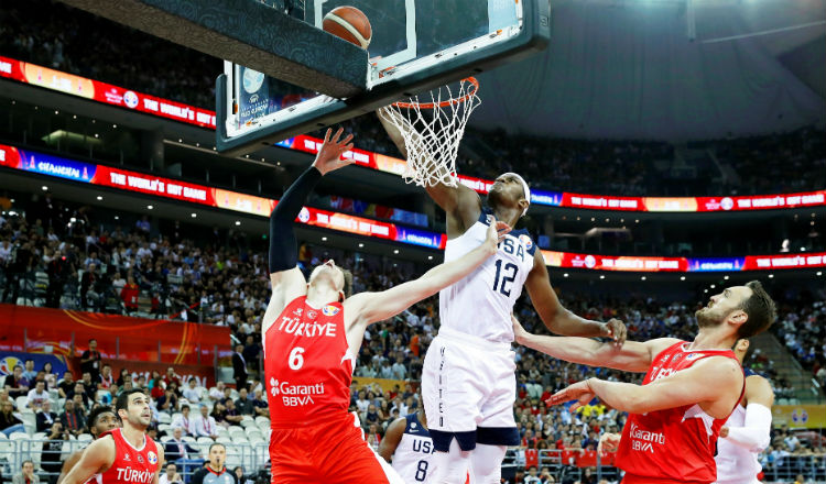 Khris Middleton (C) Foto EFE