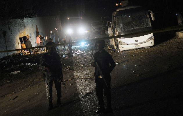 La Policía abatió a otros 16 supuestos terroristas en una operación en la zona de Abne al Guiza, en la carretera al oasis de Guiza, al oeste de la capital egipcia.