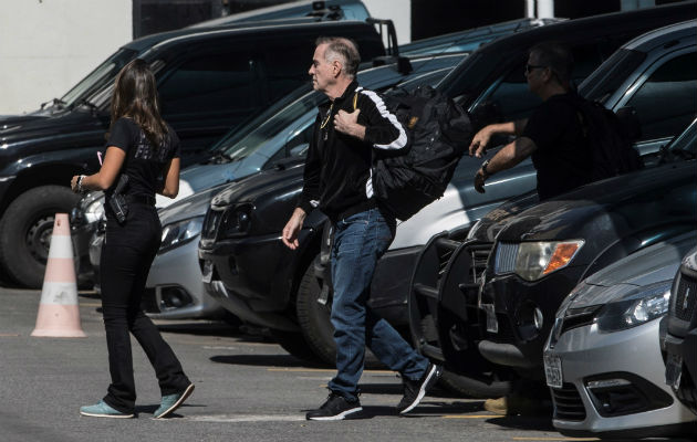 El empresario Eike Batista (c) camina escoltado por dos oficiales de policía en Río de Janeiro. Foto:EFE.