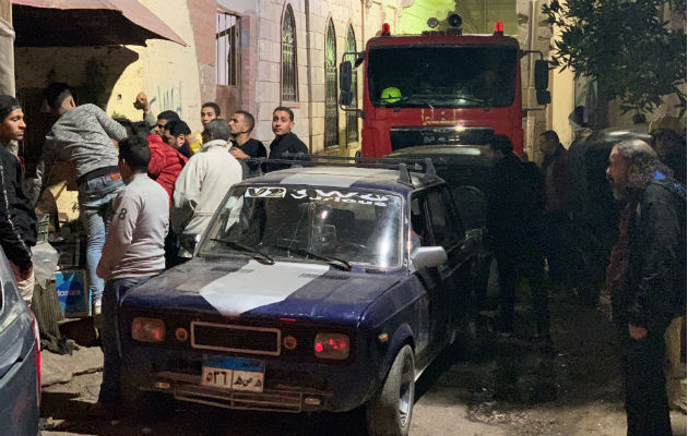 Personas acuden al lugar de la explosión detrás de una mezquita cerca de la Universidad Al-Azhar en El Cairo (Egipto). Foto: EFE.