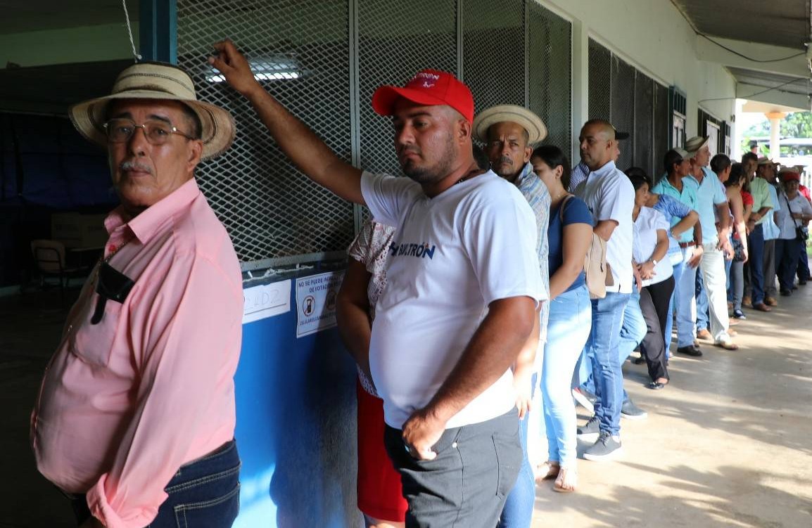 Los electores de El Calabacito, en Los Pozos de Herrera, acudieron a votar desde temprano para elegir a su representante. Foto @tepanama