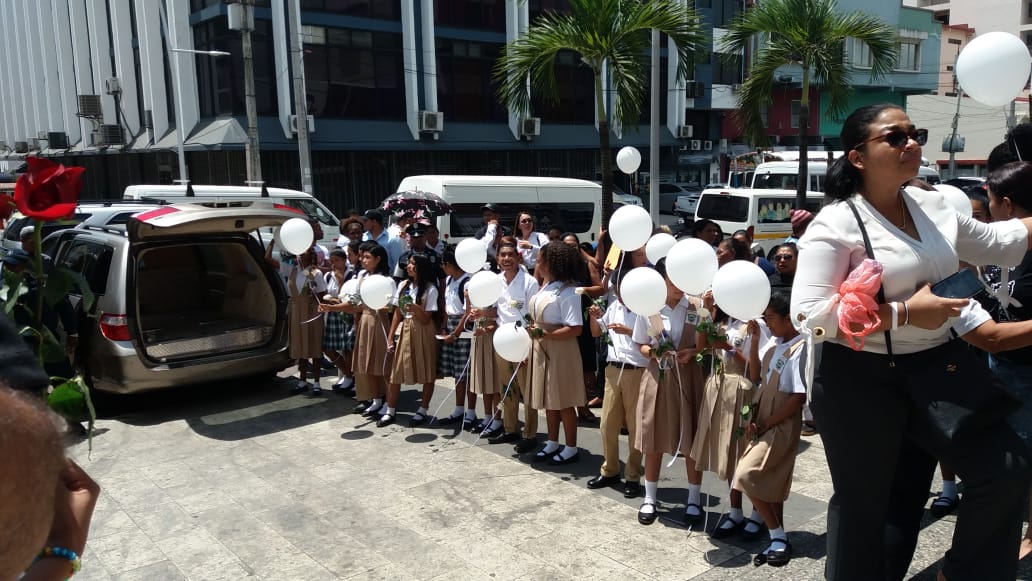 Estudiantes del centro educativo de Veracruz formaron una calle de honor en las afueras de la Basílica Menor Don Bosco. Foto Yai Urieta