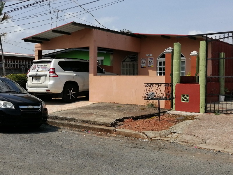 En esta casa, ubicada en el Residencial El Tecal, en el corregimiento de Vista Alegre, se cometió el triple homicidio, el domingo 31 de marzo de 2019. Foto: Eric Montenegro