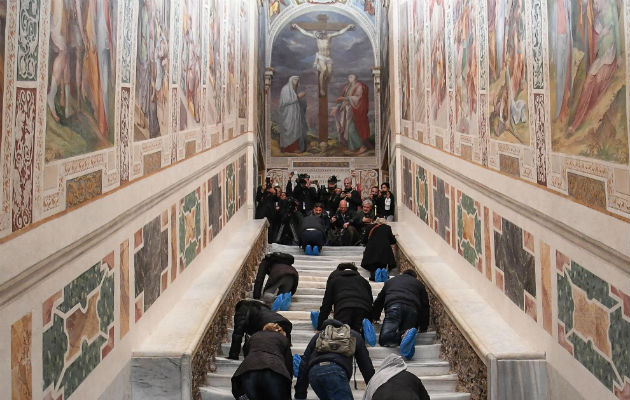 En un primer momento la escalera se encontraba en un pórtico fuera del palacio Lateranense, sede papal antes del Vaticano, pero fue Sixto V quien en 1589 ordenó construir un edificio específico para albergarla dada su ya extendida veneración.