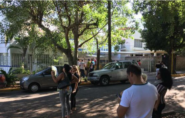 Los curiosos se acercaron a la embajada panameña para interesarse por el nuevo carné de compras. Foto: 14 y medio.