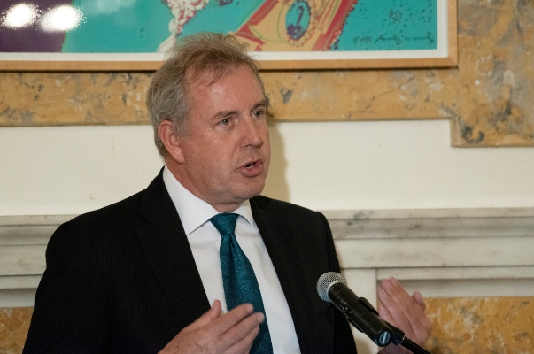 El embajador británico en Washington, Kim Darroch, según unos documentos filtrado criticaba a la Administración estadounidense. FOTO/AP