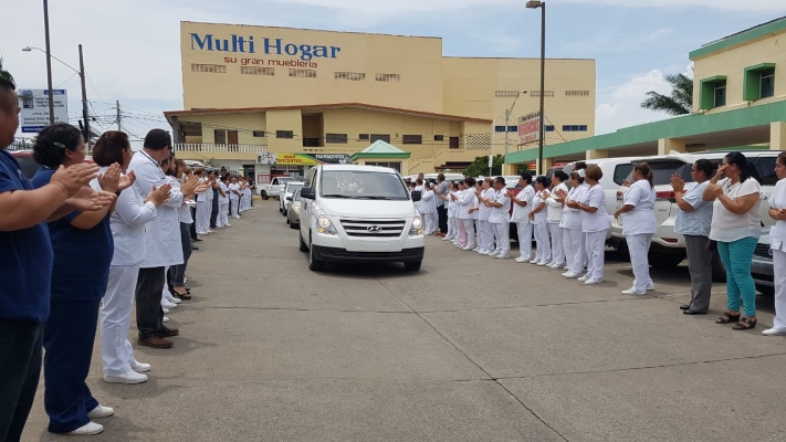 Una calle de honor recibió la carroza en el hospital de Chitré. Foto/Thays Dominguez