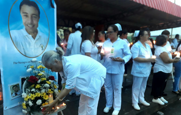 En silencio, y vestidos de blanco, se realizó la vigilia del personal de salud. Foto: Thays Domínguez. 