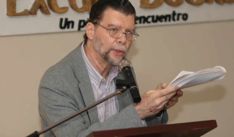 Enrique Jaramillo Levi, escritor panameño, presentará dos libros durante la edición de este año de la Feria Internacional del Libro de Panamá. Foto: Panamá América.