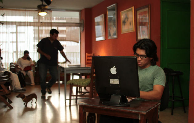 Teatristas durante ensayo en la pequeña sala teatral en el apartamento de Norman Douglas. Foto: Archivo Panamá América.