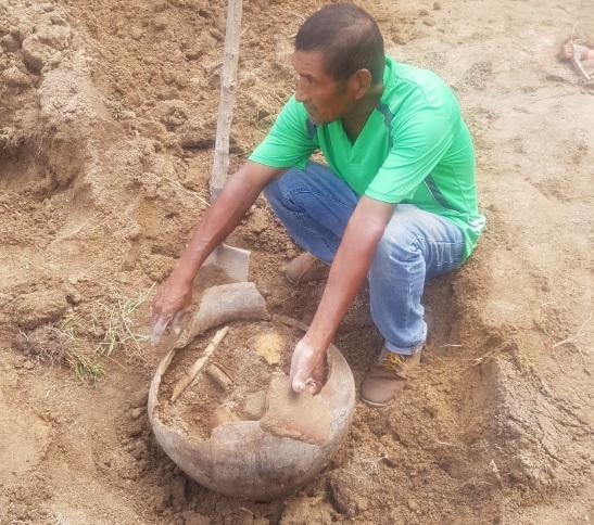 Se trata de tres vasijas de cerámica de considerable tamaño, ubicadas dentro de la finca Molino Morcillo, ubicada a 153 kilómetros al oeste de la ciudad capital, dentro de las cuales se encontraron restos óseos.