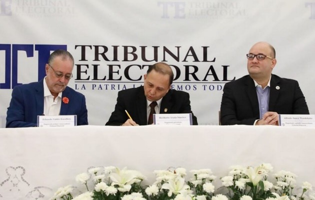 La ceremonia de entrega de credenciales se dio en la sede principal del Tribunal Electoral.