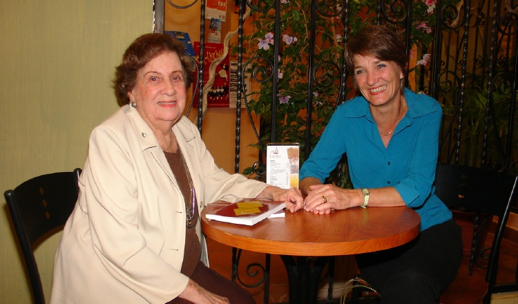 Escritoras Madelag y Pat Alvarado. Esta última además de autora de libros infantiles bilingües los edita. Foto: Panamá América.