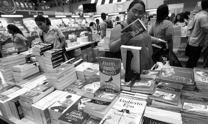 Al momento que un escritor logra manifestar sus conocimientos, ideas e imaginación, en un libro, en una revista, artículo, o en cualquier documento de consulta, sin duda alguna está contribuyendo a mejorar nuestra cultura. Foto: EFE.