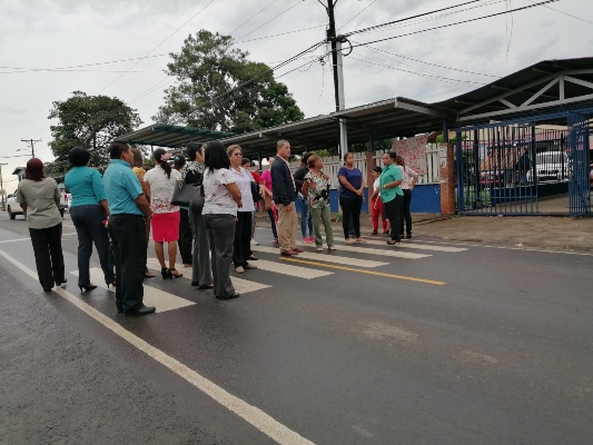 Los educadores cerraron la calle exigiendo mayor presencia de unidades del tránsito en el área. Foto/Eric Montenegro