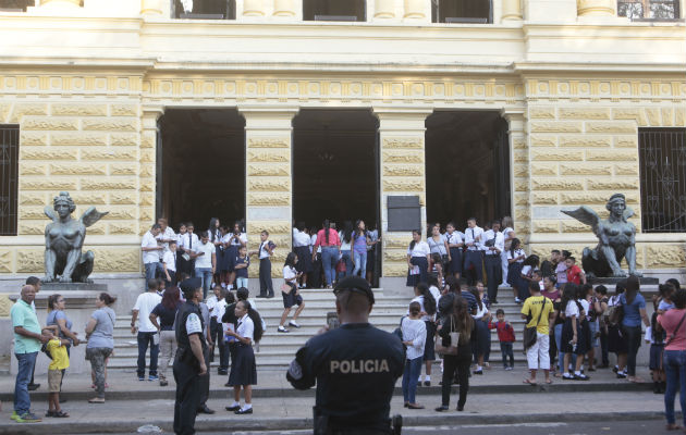 Instituto Nacional está en paro. 