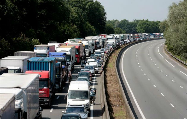 Los manifestantes llamaron a la Policía, que puso en marcha una persecución en la que se vio confrontada con la negativa a detenerse del camionero.