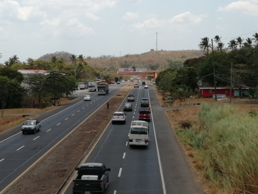  Con la ampliación a seis carriles de la Panamericana, no sólo se afectan viviendas, el centro de educación básico genera de Santa Cruz, deberá ser reubicado. Foto/Eric Montenegro