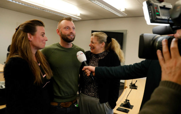 Joey Hoofdman (centro) fue uno de 56 niños nacidos de esperma de Jan Karbaat, experto holandés en fertilidad. Foto/ Bas Czerwinski/EPA, vÍa Shutterstock.