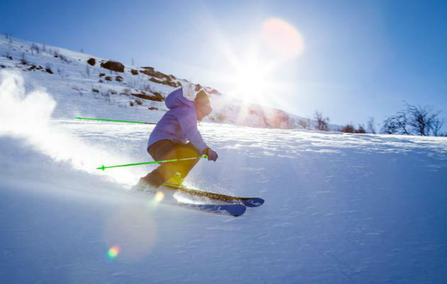 Un joven disfruta de una tarde de esquí. Por lo general, las personas van en grupos.  Foto: Efetur/ Pexels