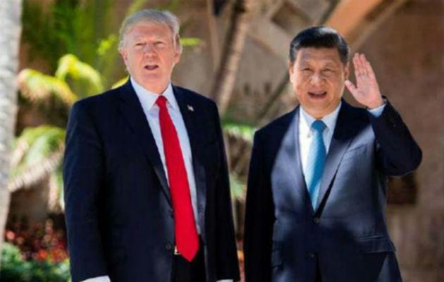 El presidente de EE.UU. Trump (izq.) y su homólogo Xi Jinping.